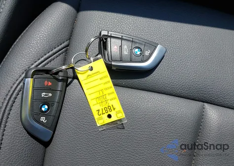 2021 BMW X1 xDrive28I z USA, uszkodzony, nr VIN WBXJG9C01M5T40043